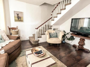 The Jailer's Cottage * Entire Home * Sleeps 12